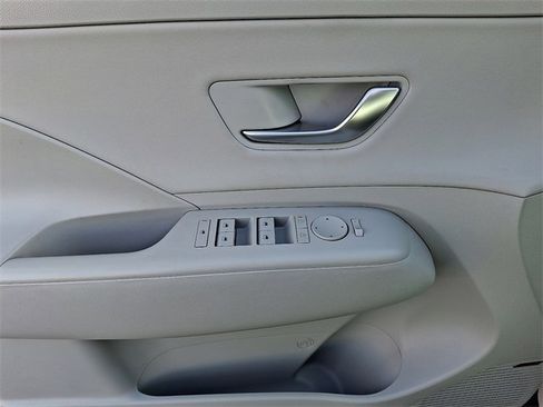 Used 2024 Hyundai Kona Limited image 12