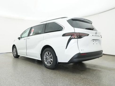 New 2026 Toyota Sienna XLE image 21