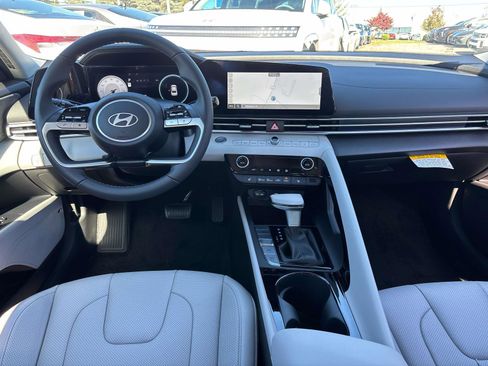 Used 2025 Hyundai Elantra Limited image 7