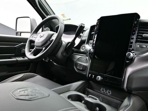 New 2026 RAM 2500 Laramie AWD/4WD image 14