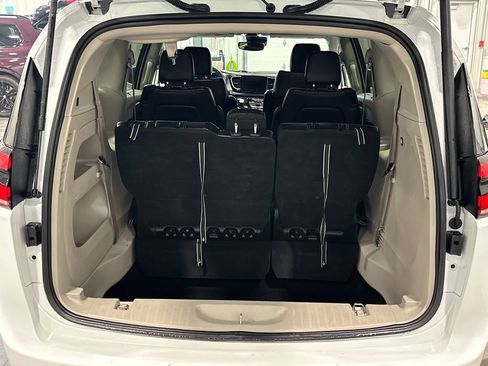 Used 2022 Chrysler Pacifica Touring-L FWD image 32