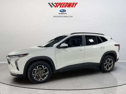 Used 2025 Chevrolet Trax LT w/ LT Convenience Package image 4