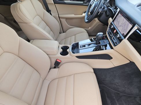 Certified 2025 Porsche Macan image 15