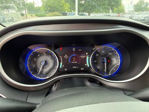 Used 2023 Chrysler Pacifica Touring-L FWD image 27