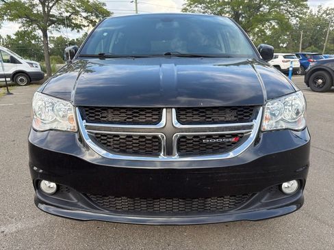 Used 2019 Dodge Grand Caravan SXT FWD image 2