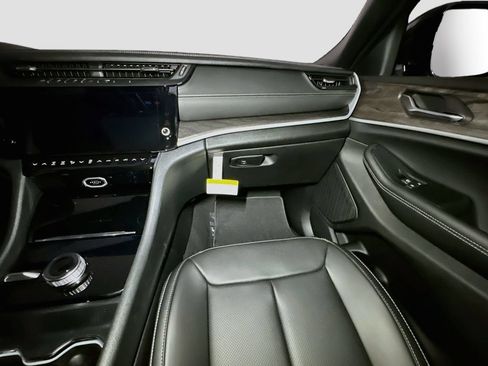New 2026 Jeep Grand Cherokee Limited w/ Luxury Tech Group II AWD/4WD image 28
