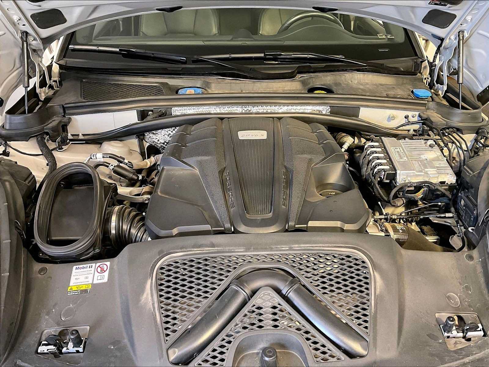 Certified 2023 Porsche Macan S AWD/4WD image 33