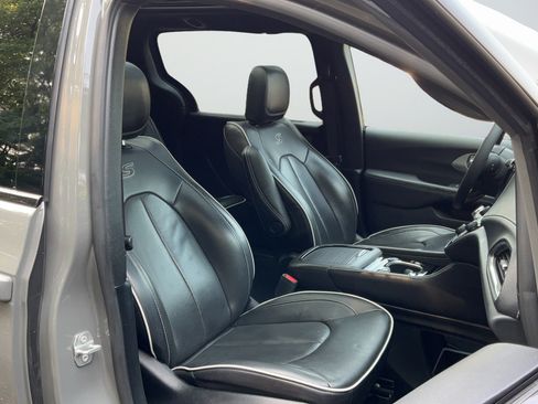 Used 2025 Chrysler Pacifica Limited FWD image 20