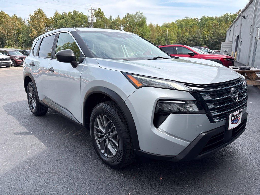 Used 2024 Nissan Rogue S FWD image 2