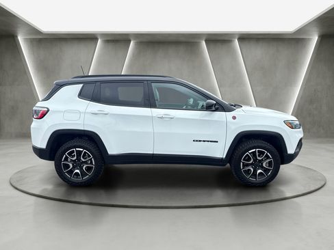 Used 2025 Jeep Compass Trailhawk AWD/4WD image 8