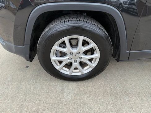 Used 2016 Jeep Cherokee Latitude w/ Cold Weather Group AWD/4WD image 15