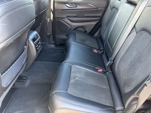Used 2025 Jeep Grand Cherokee Altitude AWD/4WD image 13