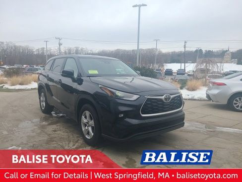 Used 2024 Toyota Highlander LE image 1