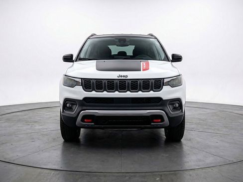 Used 2025 Jeep Compass Trailhawk AWD/4WD image 2