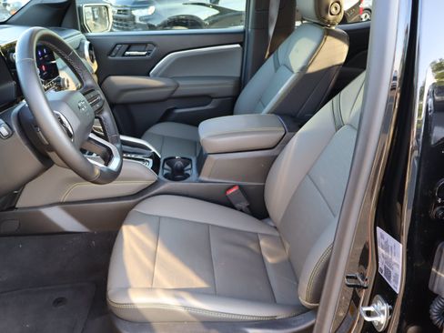 Used 2026 Chevrolet Colorado ZR2 w/ Technology Package AWD/4WD image 17