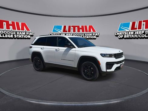 New 2026 Jeep Grand Cherokee Altitude RWD image 2