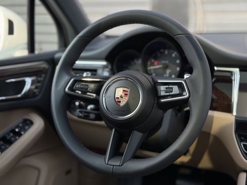 Certified 2025 Porsche Macan AWD/4WD image 22