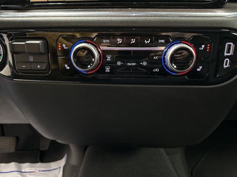 Certified 2025 GMC Sierra 1500 SLT image 32