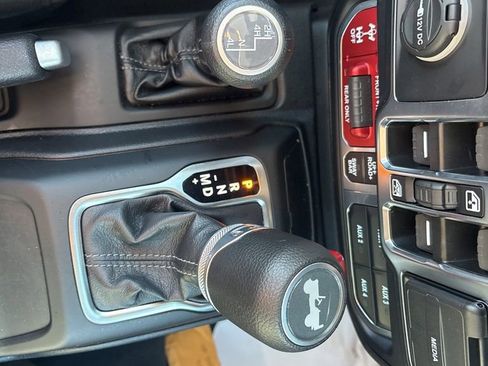 Used 2025 Jeep Wrangler Unlimited Rubicon image 17