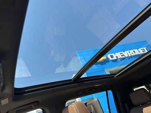 Used 2025 Chevrolet Suburban High Country AWD/4WD image 39