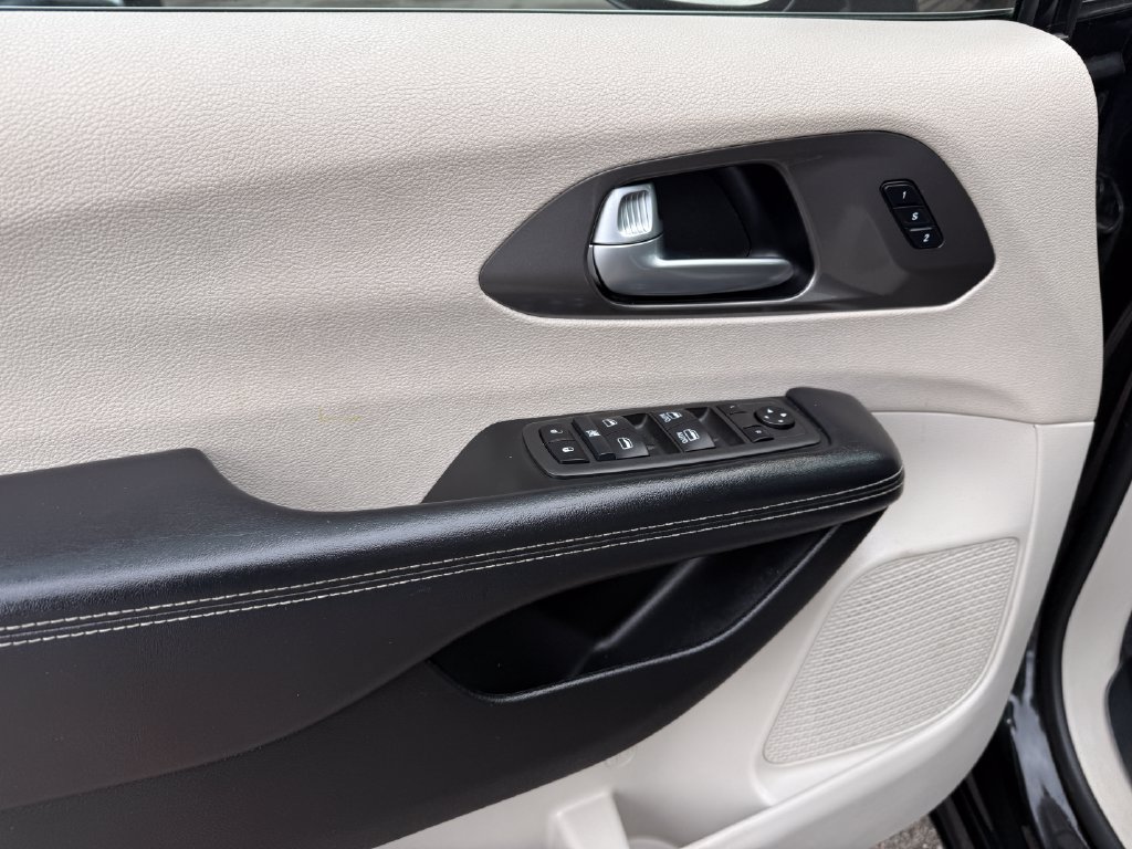 Used 2022 Chrysler Pacifica Touring-L FWD image 29