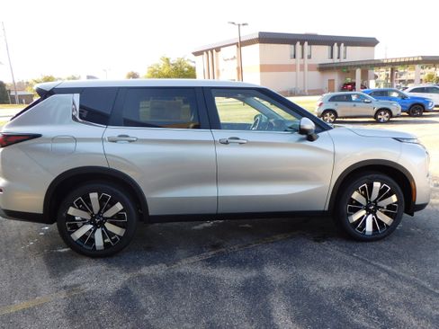New 2025 Mitsubishi Outlander SE image 6