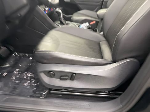 Used 2023 Volkswagen Tiguan SE w/ Panoramic Sunroof Package FWD image 10