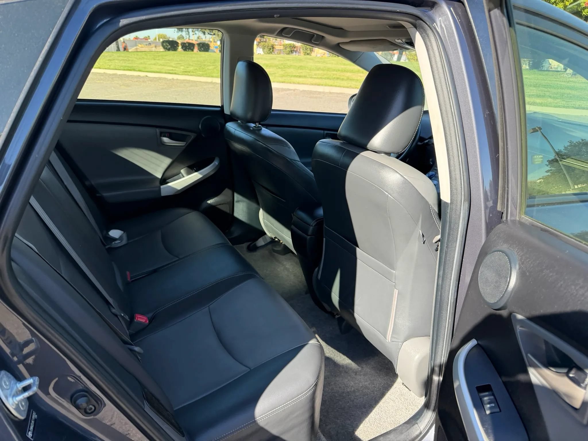 Used 2012 Toyota Prius Four w/ Deluxe Solar Roof Pkg FWD image 11