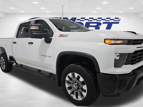 Used 2025 Chevrolet Silverado 2500 Custom w/ Custom Value Package image 3