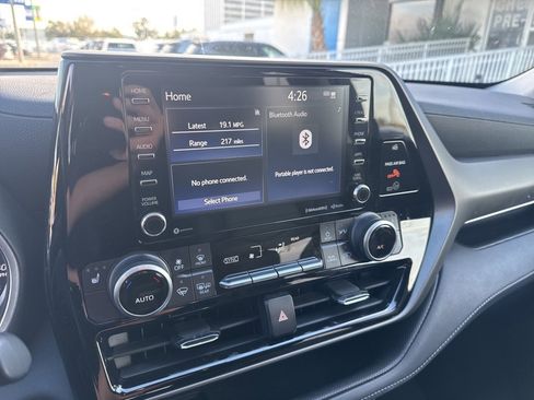 Used 2021 Toyota Highlander XLE image 16