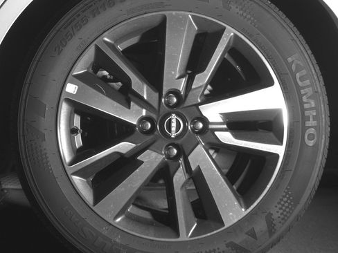 Used 2025 Nissan Versa SV image 13