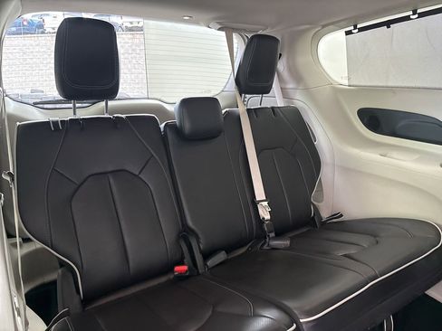 Used 2024 Chrysler Pacifica Limited FWD image 24