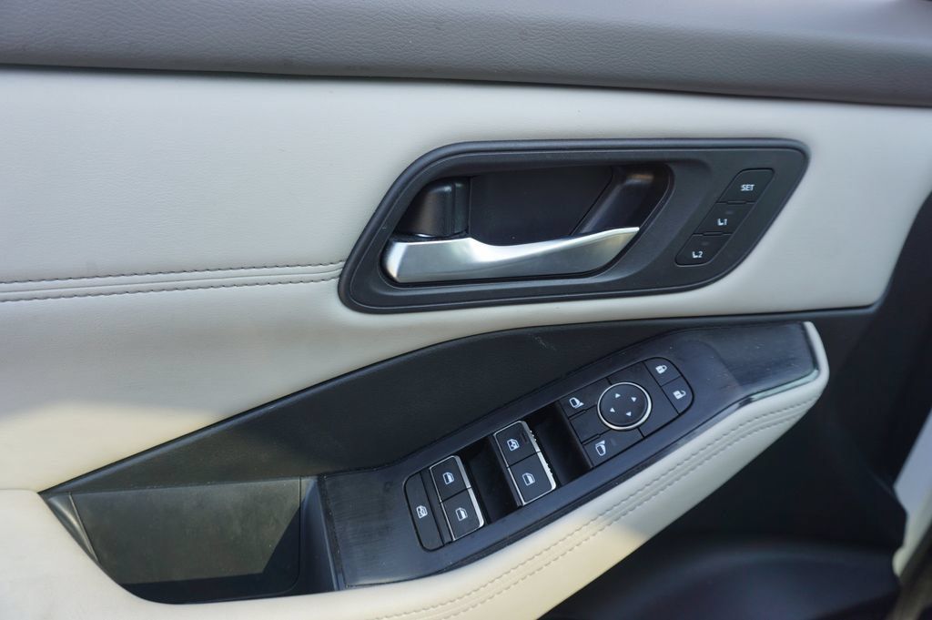 Used 2023 Nissan Rogue SL w/ SL Premium Package FWD image 4