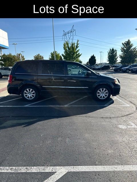 Used 2013 Chrysler Town & Country Touring FWD image 8
