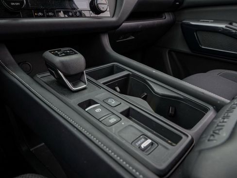 Used 2025 Nissan Pathfinder S image 32