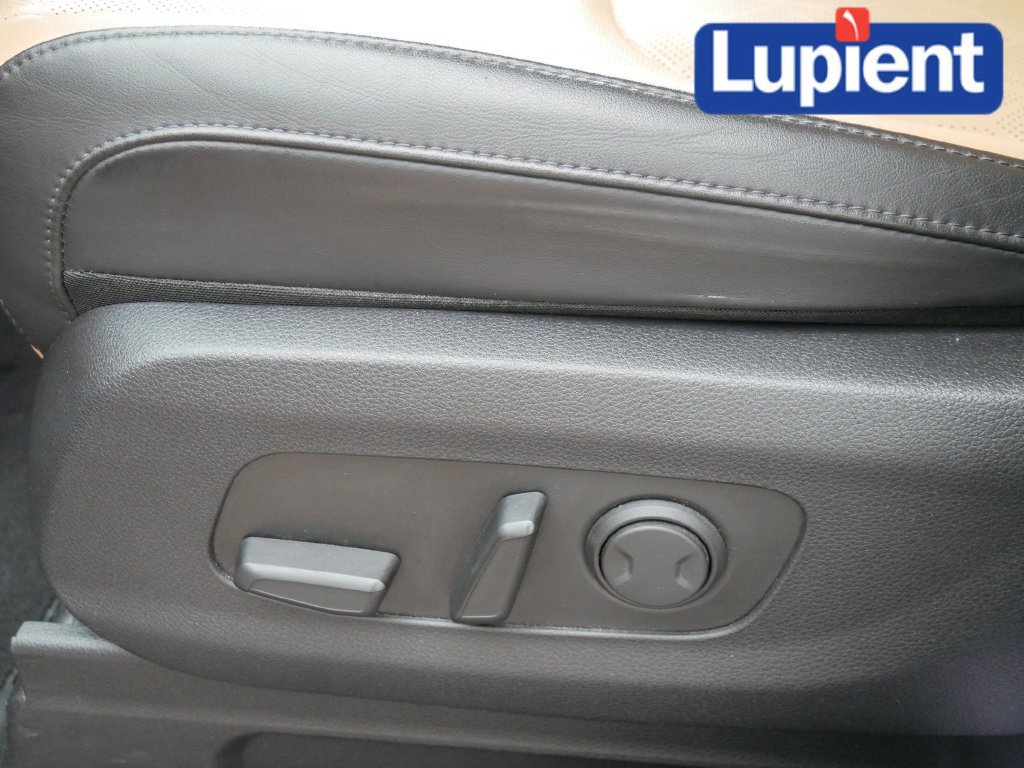 Used 2024 Kia Carnival LX FWD image 19