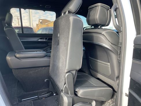 Used 2022 Jeep Grand Wagoneer Series II image 39