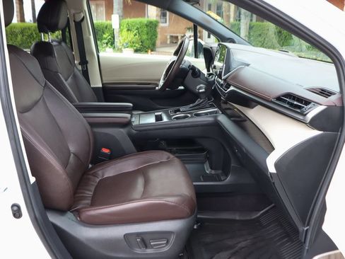 Used 2023 Toyota Sienna Platinum FWD image 44