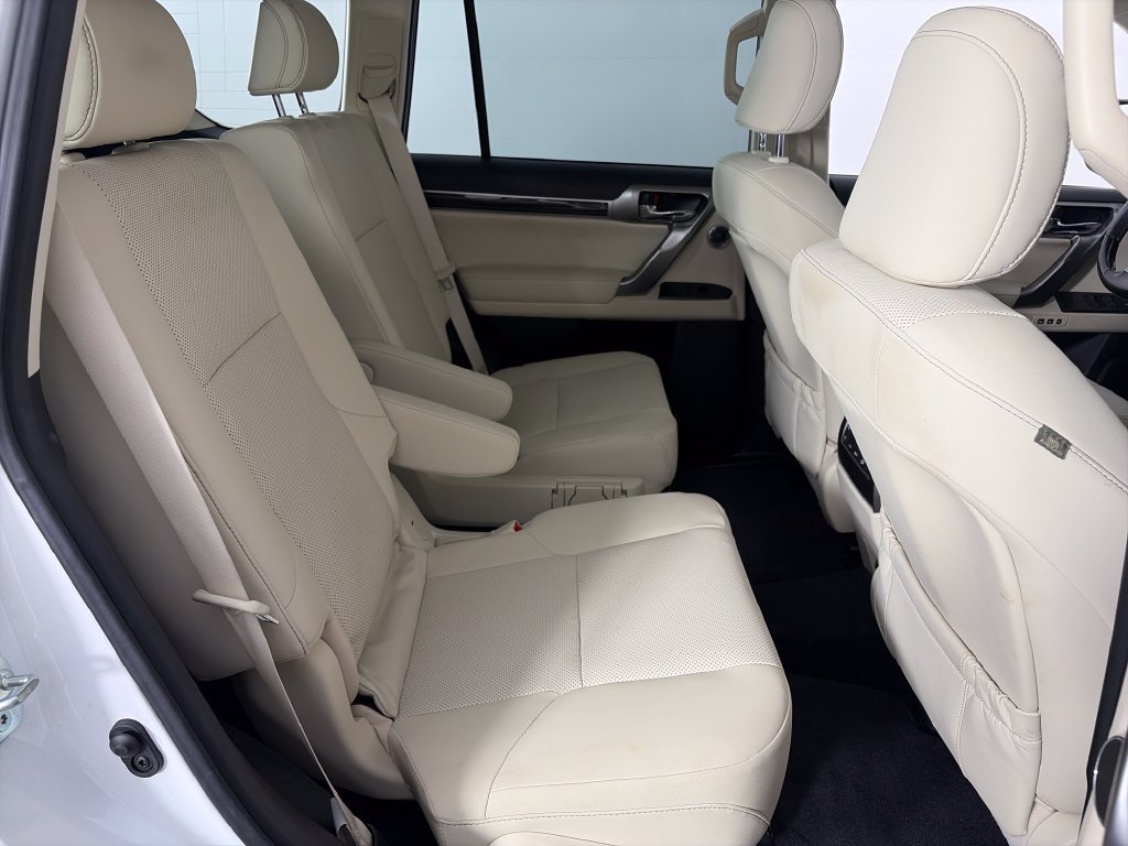 Used 2023 Lexus GX 460 Premium w/ Accessory Package AWD/4WD image 29