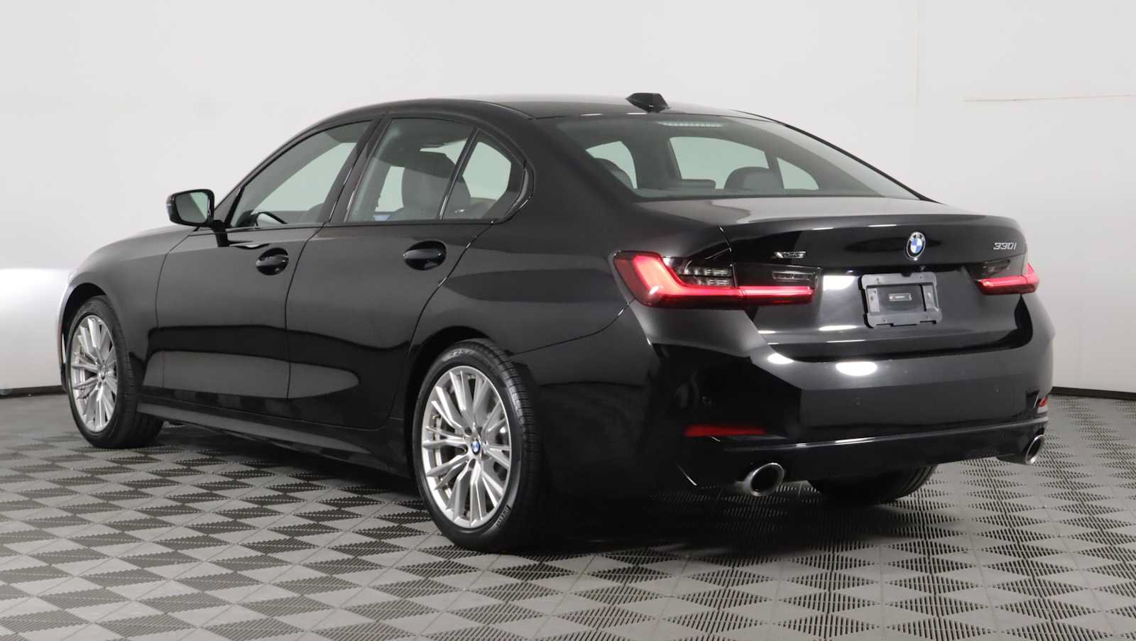 Used 2023 BMW 330i xDrive Sedan w/ Premium Package AWD/4WD image 4