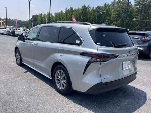 Used 2025 Toyota Sienna XLE FWD image 4