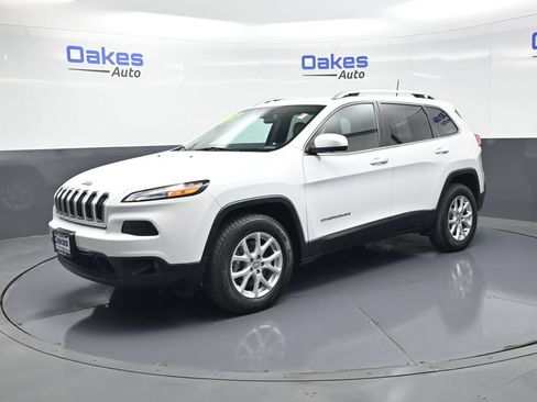 Used 2018 Jeep Cherokee Latitude Plus w/ Cold Weather Group AWD/4WD image 3