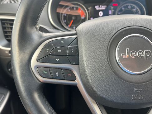 Used 2019 Jeep Cherokee Latitude Plus w/ Comfort/Convenience Group AWD/4WD image 27