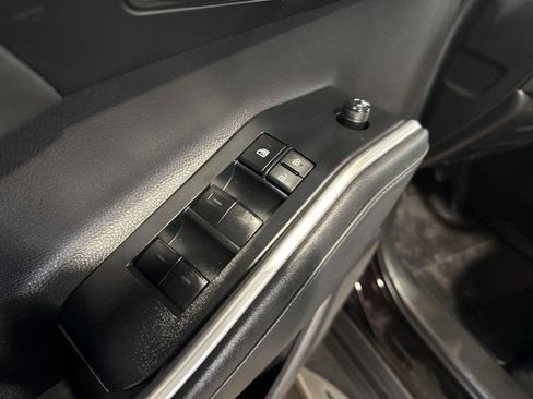 Used 2022 Toyota Highlander XLE AWD/4WD image 9