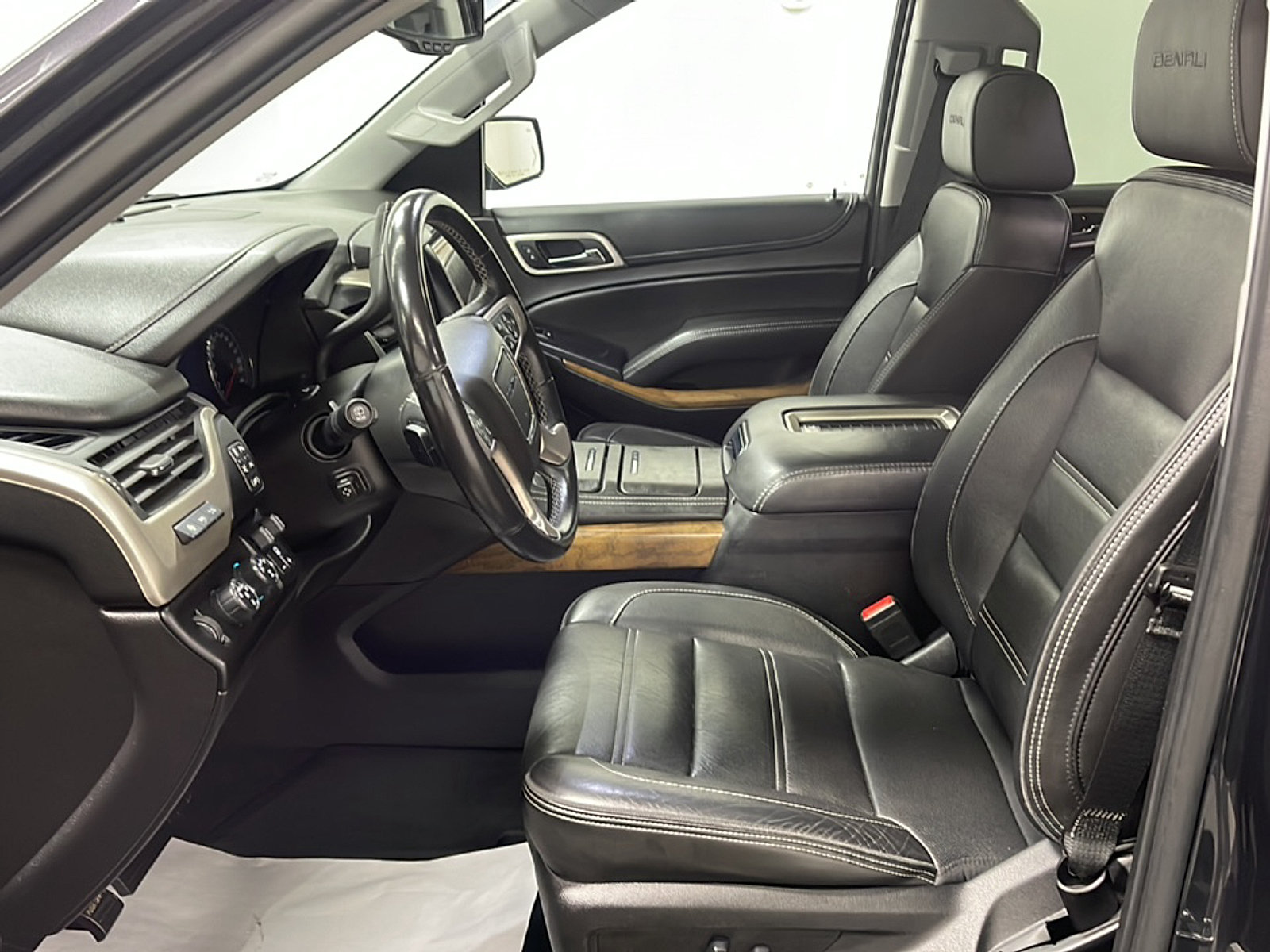 Used 2020 GMC Yukon Denali w/ Denali Premium Package AWD/4WD image 2