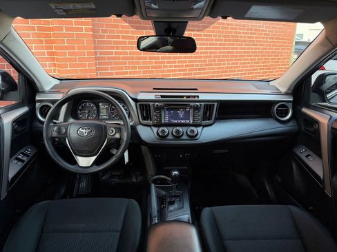 Used 2018 Toyota RAV4 LE image 9