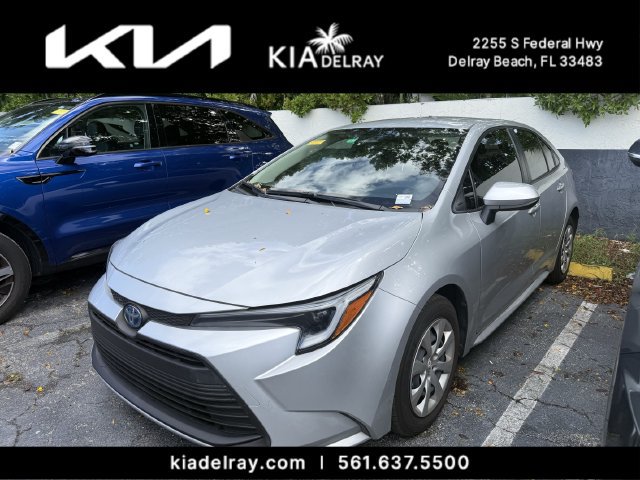 Used 2025 Toyota Corolla LE FWD image 4
