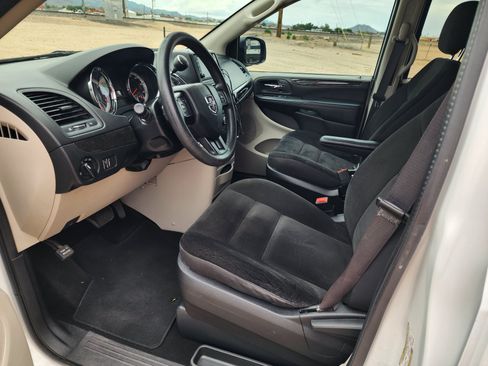 Used 2019 Dodge Grand Caravan SE w/ UConnect Hands-Free Group FWD image 16