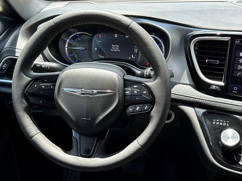 Used 2024 Chrysler Pacifica Limited FWD image 14