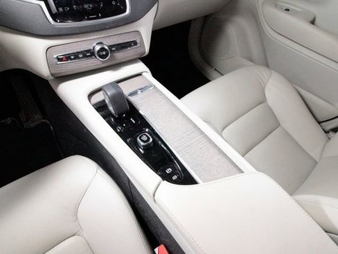 Certified 2024 Volvo XC90 B6 Plus image 9